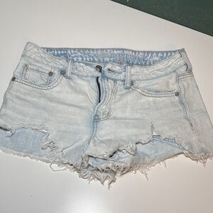 Women's American Eagle Outfitters Light Wash FrayedJean Shorts Size 2 Small